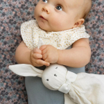 elodie-details-bunny-kanin-snutte-baby-miljöbild