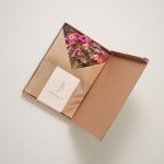 Blombrev-Rosa-Blommor-Flowerbox-Letterbox-Torkat-Skicka-Presenter