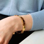armband-edblad-guld-plättar-pebble-miljöbild-detaljbild